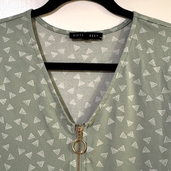 Short sleeve Sage green blouse size small with geometric detail and gold zipper - Picture 2 of 4